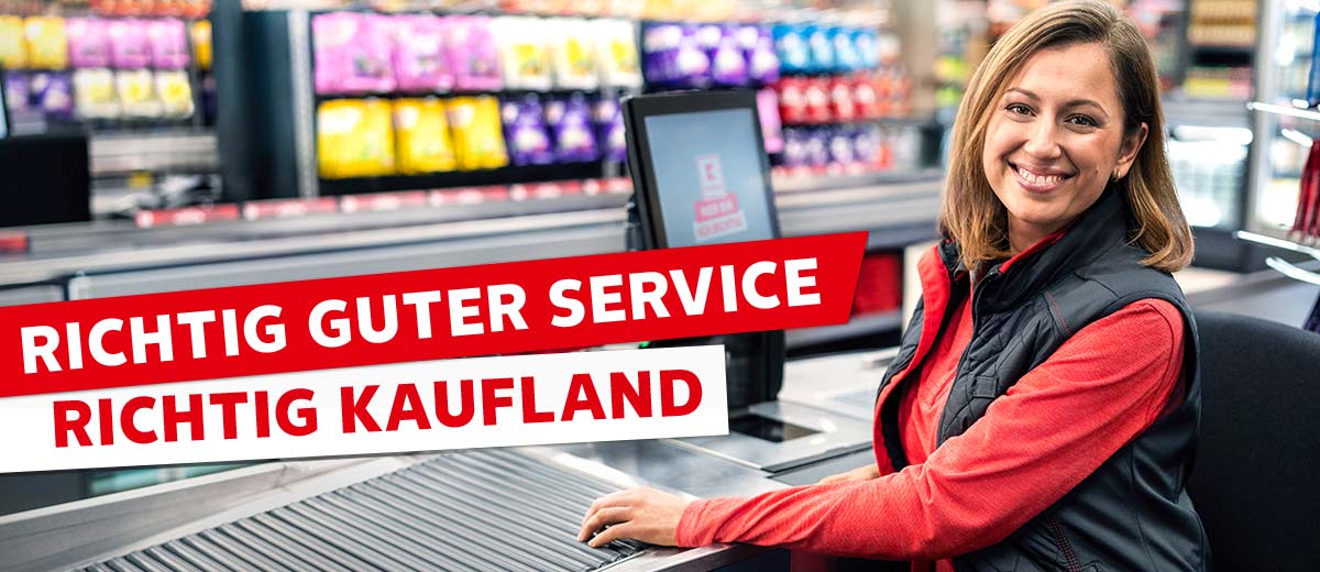 Schriftzug: Richtig guter Service, richtig Kaufland; Abbildung: Eine Kassiererin an einer Kasse in einer Kaufland-Filiale