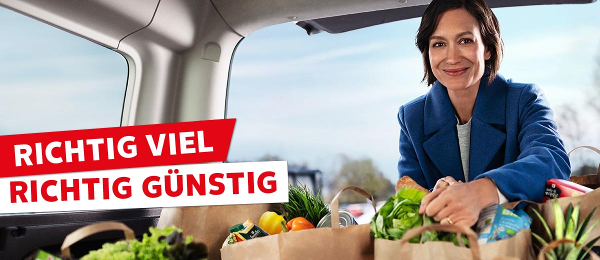 Schriftzug: Richtig viel, richtig günstig; Abbildung: Eine Frau stellt ihre Einkaufstüten in ihren Kofferraum