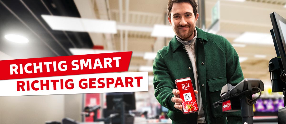 Schriftzug: Richtig smart, richtig gespart; Abbildung: Ein Mann zeigt sein Smartphone mit der Kaufland-App an einer Kasse