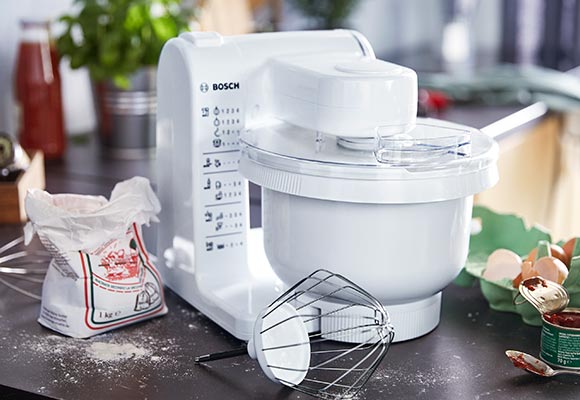 Abbildung: Eine Bosch Küchenmaschine auf einer Küchentheke