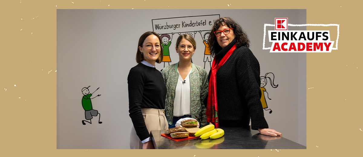 Abbildung: Ines von Kaufland mit der Moderatorin Janine Utsch und Ute von der Kindertafel Würzburg e.V.; Logo: Kaufland Einkaufsacademy