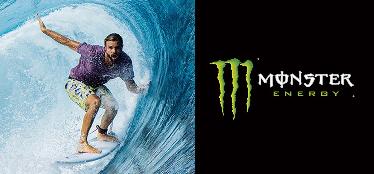 Abbildung: Ein Surfer auf einem Surfbrett; Logo: Monster Energy