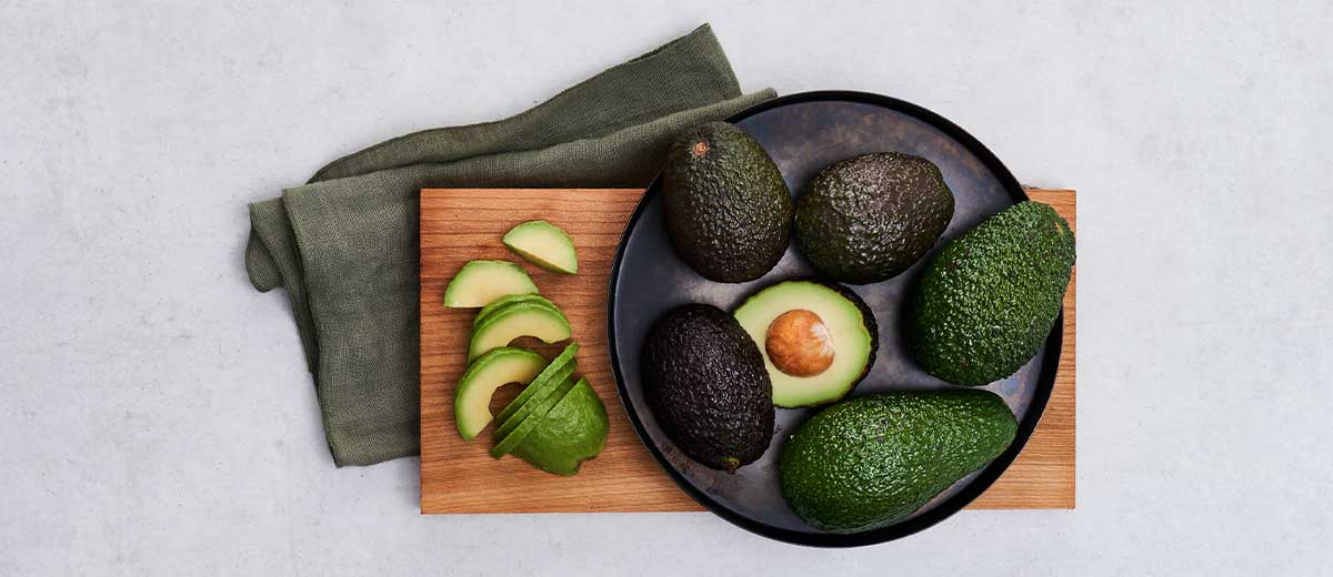 Abbildung: Avocados auf einem Holzbrett