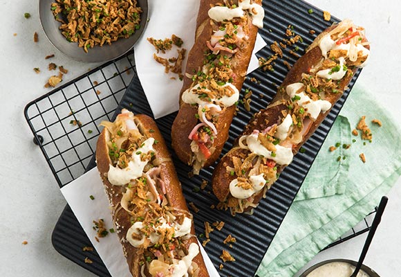 Rezept: Laugen-Hotdog mit Weißbier-Sauerkraut