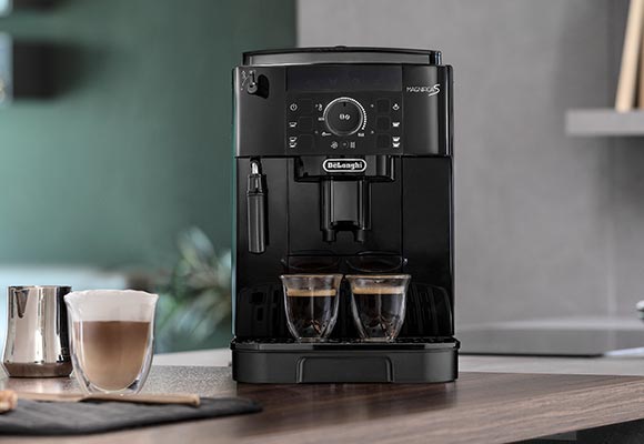 Abbildung: De’Longhi Kaffeevollautomat »Magnifica S« (ECAM 12.121.B) auf einer Küchentheke