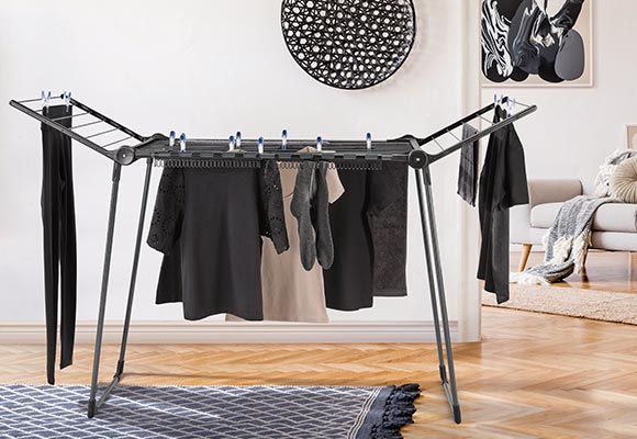 Abbildung: Leifheit Standtrockner »Pegasus 150 Solid Slim Black« in einem Wohnzimmer