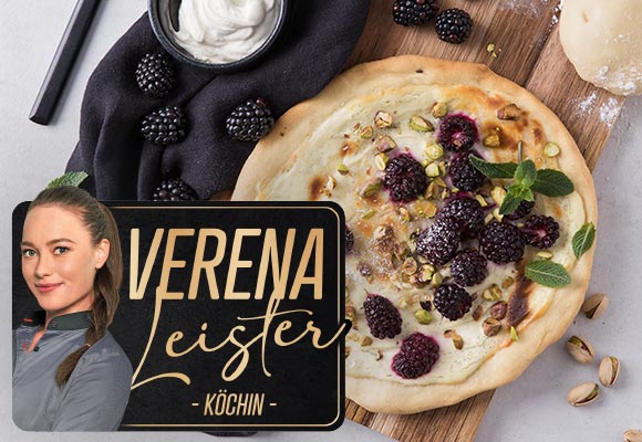 Rezept: Süße Pizza vom Grill mit Brombeeren, Pistazien und Minze; Abbildung und Logo: Verena Leister - Köchin -