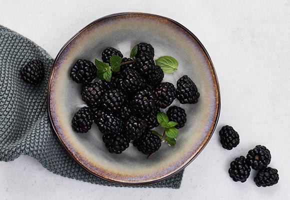 Abbildung: Brombeeren in einer Schale