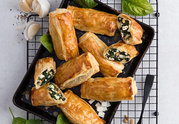 Rezept: Blätterteigröllchen mit Spinat-Schafskäse-Füllung