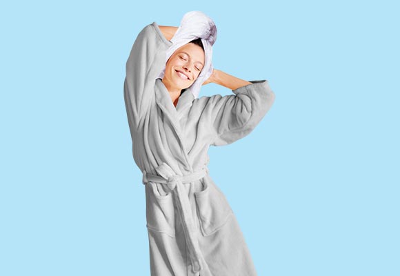 Abbildung: Eine Frau trägt einen Bademantel