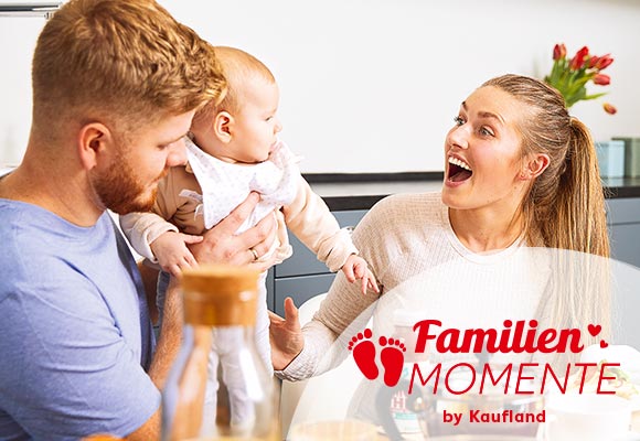 Abbildung: Familie beim Frühstücken; Logo: FamilienMomente by Kaufland