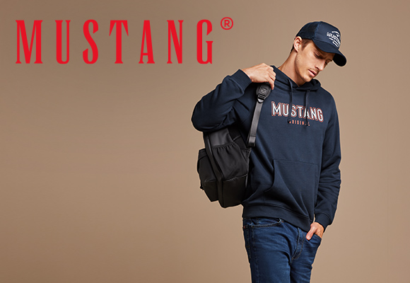 Logo: Mustang; Abbildung: Ein Mann in Bekleidung von Mustang