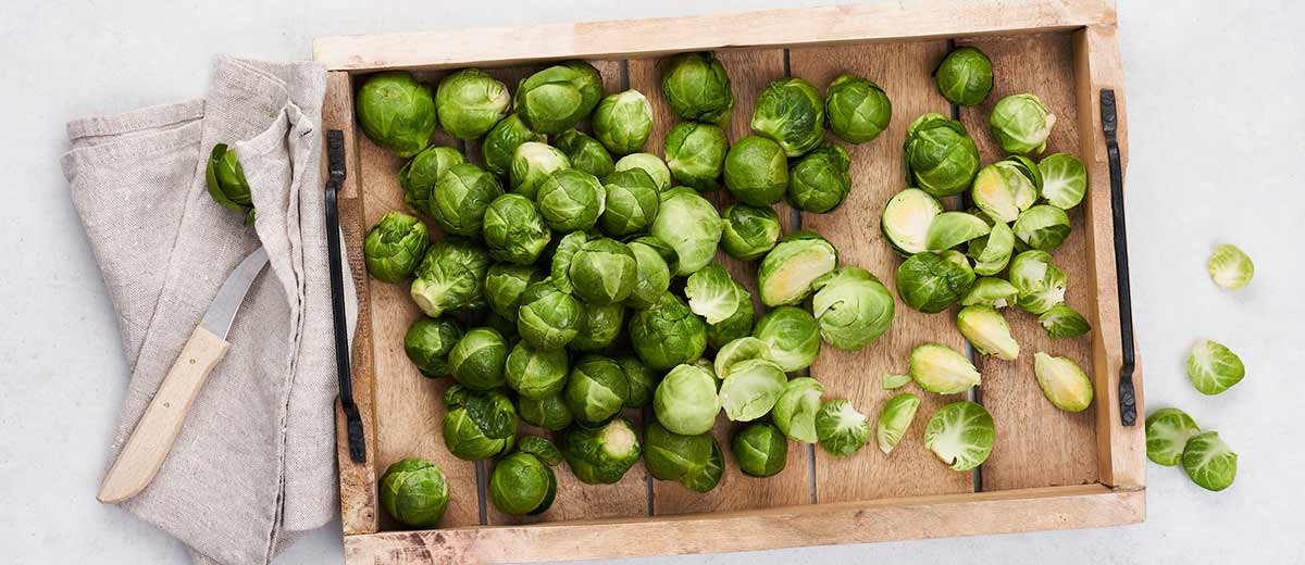Abbildung: Rosenkohl in einer Holzkiste