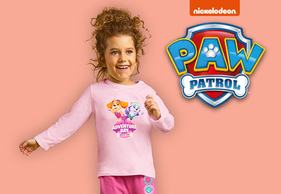 Abbildung: Ein Mädchen trägt einen Pyjama im Paw Patrol Design