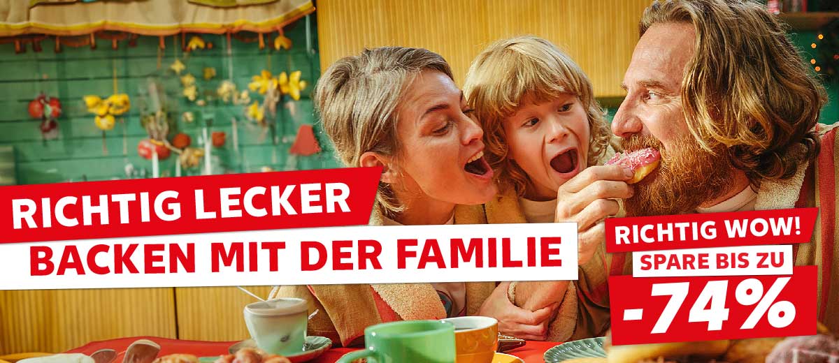 Schirftzug: Richtig lecker backen mit der Familie; Störer: Richtig wow! Spare bis zu -74%; Abbildung: Eine Familie am Esstisch