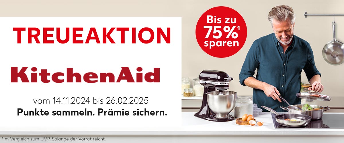 Schriftzug: Treueaktion KitchenAid vom 14.11.2024 bis 26.02.2025, Punkte sammeln. Prämie sichern.; Abbildung: Ein Mann kocht in einer Küche mit verschiedenen Produkten von KitchenAid; Störer: Bis zu 75%¹ sparen; ¹ Im Vergleich zum UVP. Solange der Vorrat reicht.