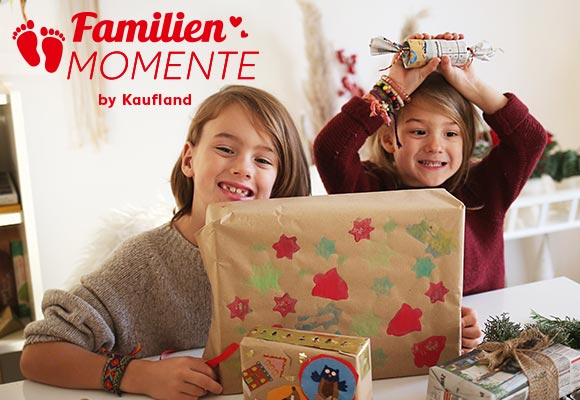 Logo: FamilienMomente; zwei Kinder basteln Geschenkpapier