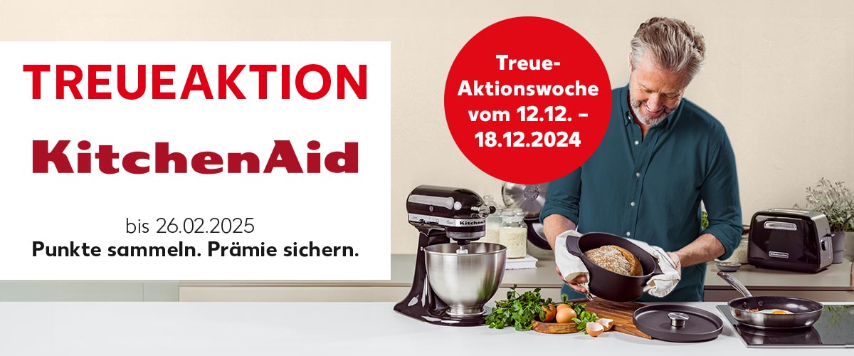 Schriftzug und Logos: Treuaktion, Treueaktion KitchenAid, bis 26.02.2025, Punkte sammeln. Prämie sichern.; Störer: Treue-Aktionswoche vom 12.12. - 18.12.2024; Abbildung: Ein Mann steht in der Küche, versch. Treueprämien von KitchenAid