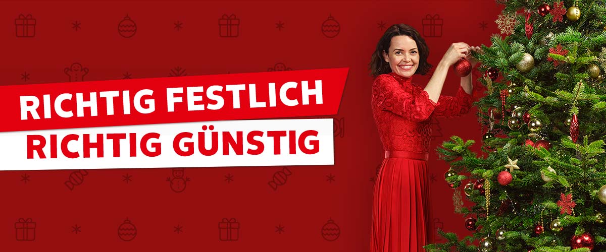 Schirftzug: Richtig festlich, richtig günstig; Abbildung: Eine Frau schmückt einen Weihnachtsbaum