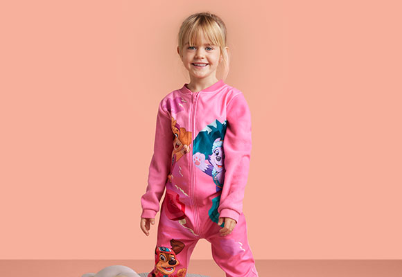 Mädchen trägt Paw Patrol Kinder-Jumpsuit