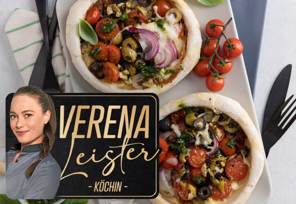 Rezept: Vegane Pizza Pot Pies; Logo und Abbildung: Verena Leister - Köchin -