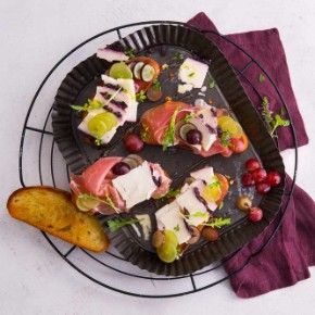Crostini se sýrem a hrozny