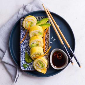 Sushi rolky s omeletou a avokádem