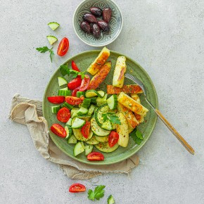 Salát s grilovaným sýrem halloumi a cuketou