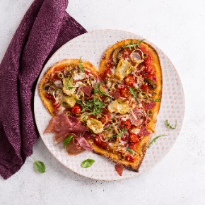 Valentýnská srdcová pizza s artyčoky a parmskou šunkou