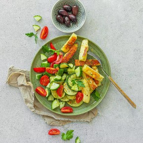 Salát s grilovaným sýrem halloumi a cuketou