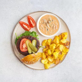 Burger s pečenými brambory