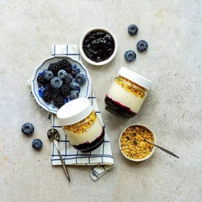 Svačinový jogurt do skleničky s borůvkovou marmeládou