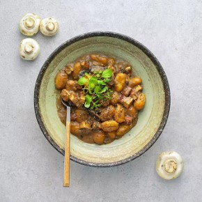 Gnocchi s houbovou omáčkou a uzeným tofu