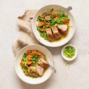 Restovaná vepřová panenka s dušeným hráškem a mrkví