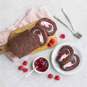 Kakaová roláda s malinovým džemem