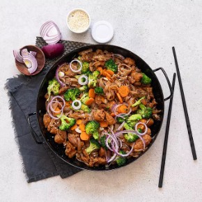 Rýžové nudle s BBQ omáčkou a vepřovým masem