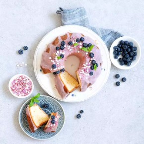 Šlehačková bábovka s borůvkovou polevou