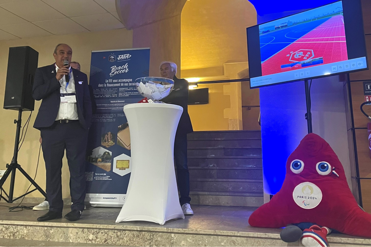 Congrès de l'ANDES, prise de parole de l'élu aux sports de Mitry Mory, Abdelaziz Moussa, qui a remporté un terrain de Futsal lors du jeu concours 2023 Congrès de l'ANDES, prise de parole de l'élu aux sports de Mitry Mory, Abdelaziz Moussa, qui a remporté un terrain de Futsal lors du jeu concours 2023