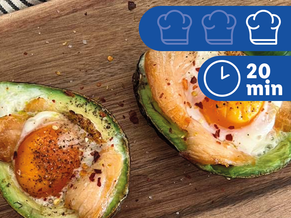 Ofen-Avocado mit Räucherlachs und Ei