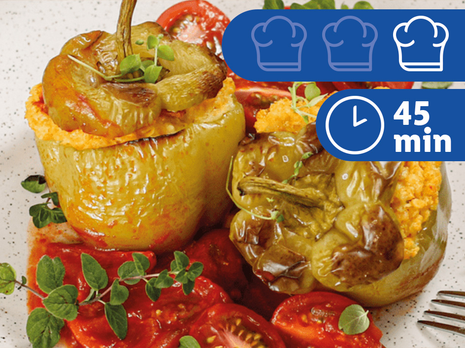 Vegetarisch gefüllte Paprika mit Tomatensauce
