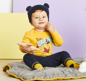 Babykleidung und Spielzeug