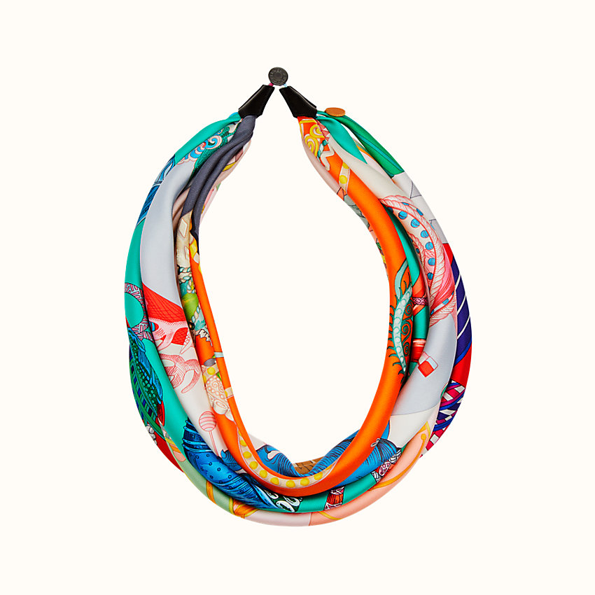 FLOWING NECKLACE