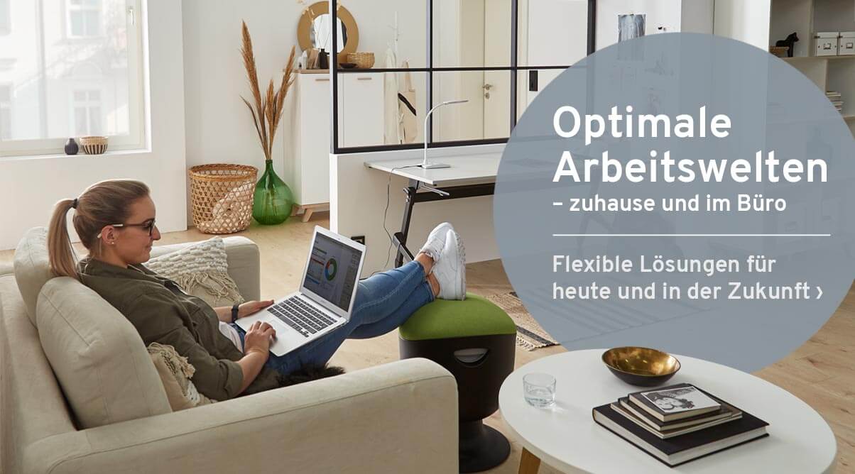 Frau im Homeoffice auf der Couch mit Laptop auf dem SchoÃ