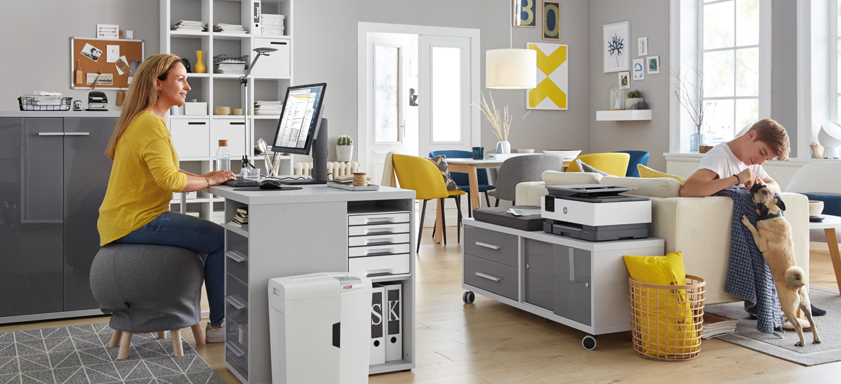 Homeoffice im Wohnraum mit Kind