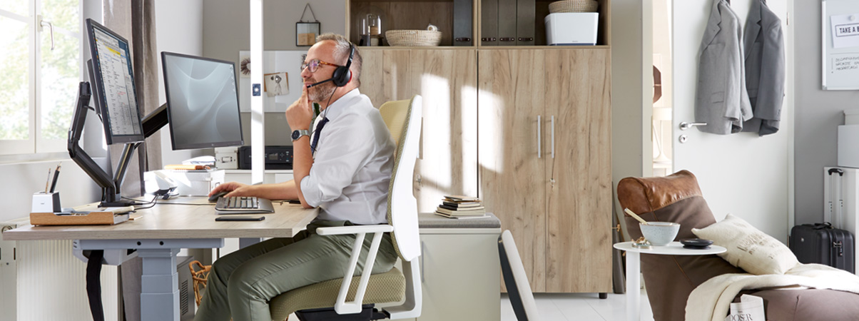 Mann am Schreibtisch im Homeoffice in eigenem Arbeitszimmer