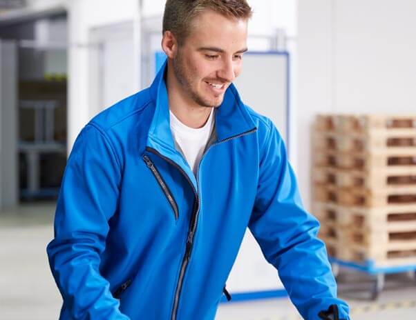 Mann in Arbeitsjacke von Jobman