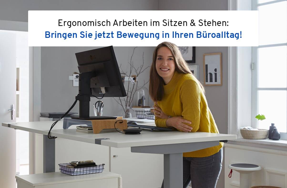 Person stehend an höhenverstellbaren Schreibtisch am Monitor im Homeoffice 