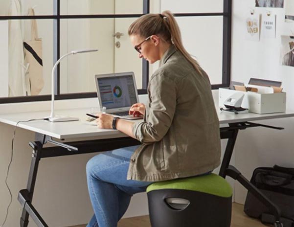Mitarbeiter im Homeoffice an Schreibtisch